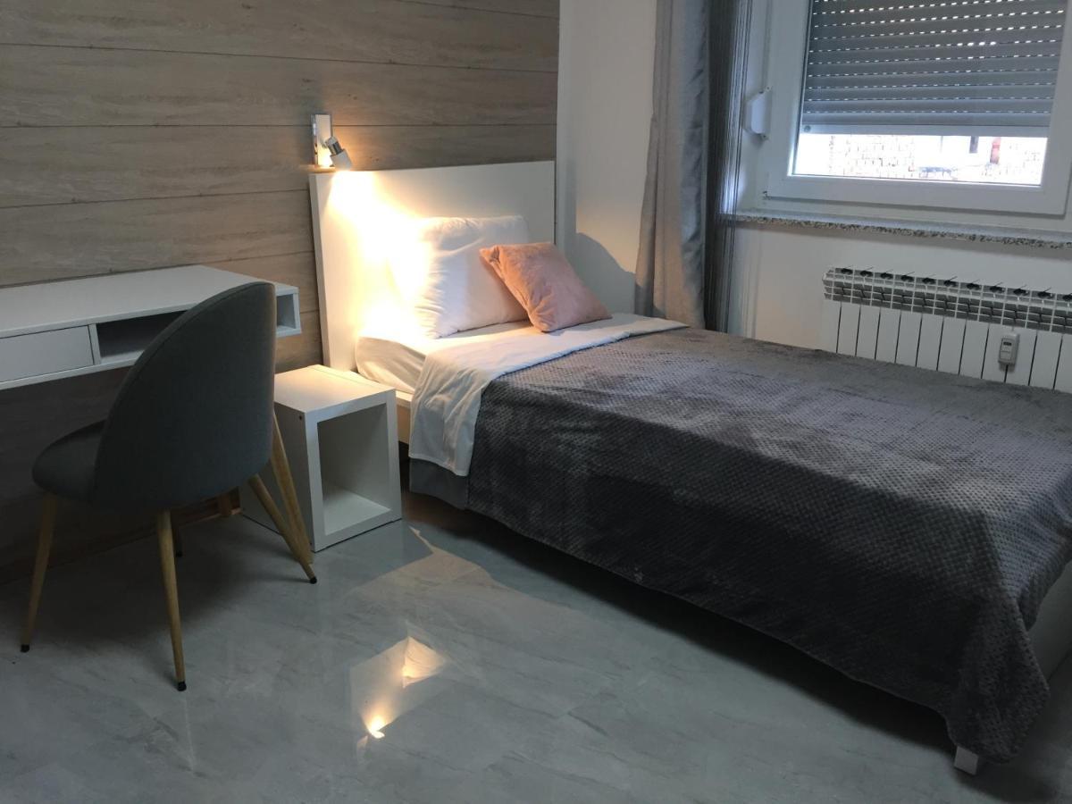 Apartman Sonas 2 With Free Private Parking Karlovac Dış mekan fotoğraf